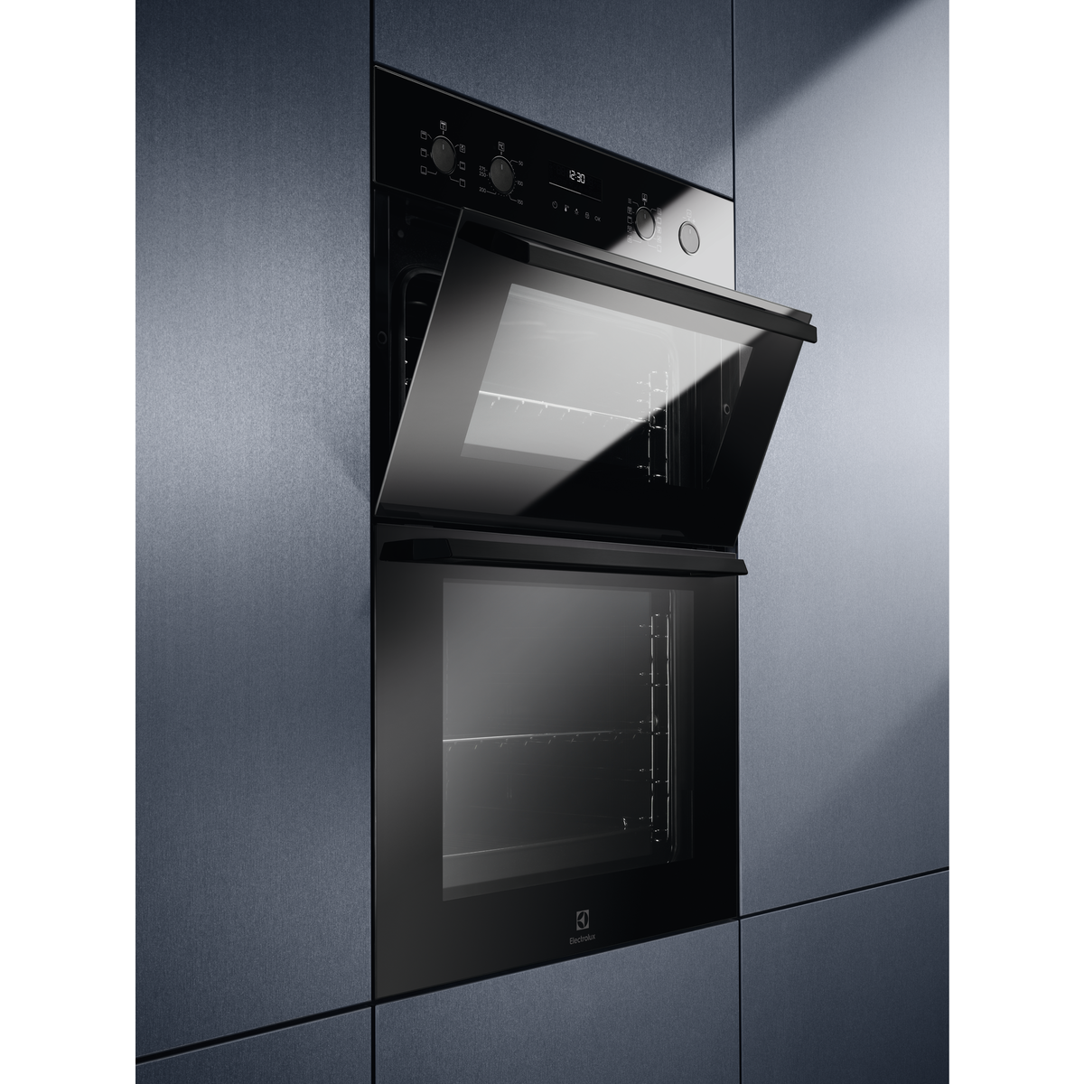 Electrolux 600 Series SurroundCook® Oven Black integrated into a kitchen wall
